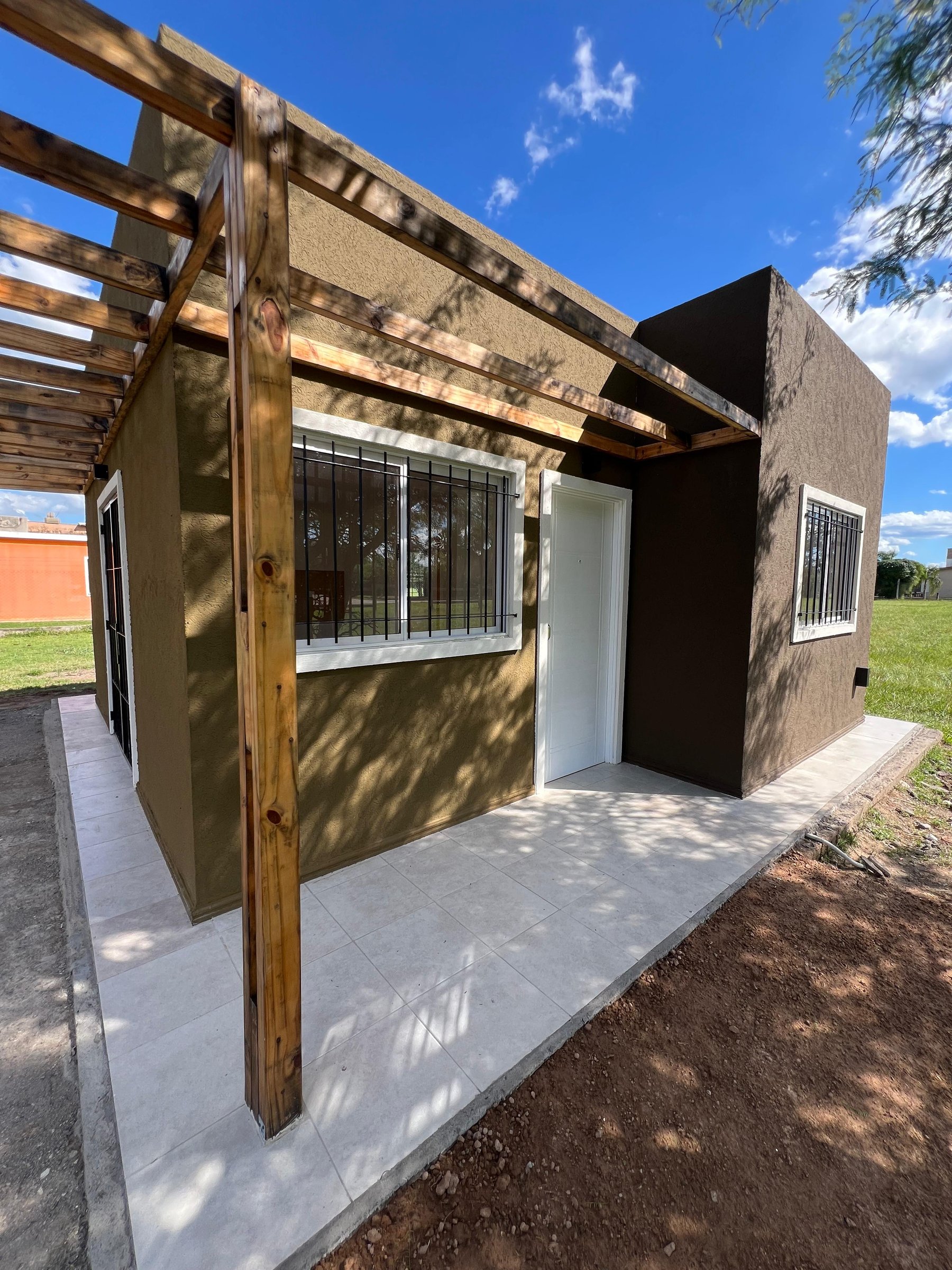 Vivienda Smarts Homes terminada con pérgola exterior