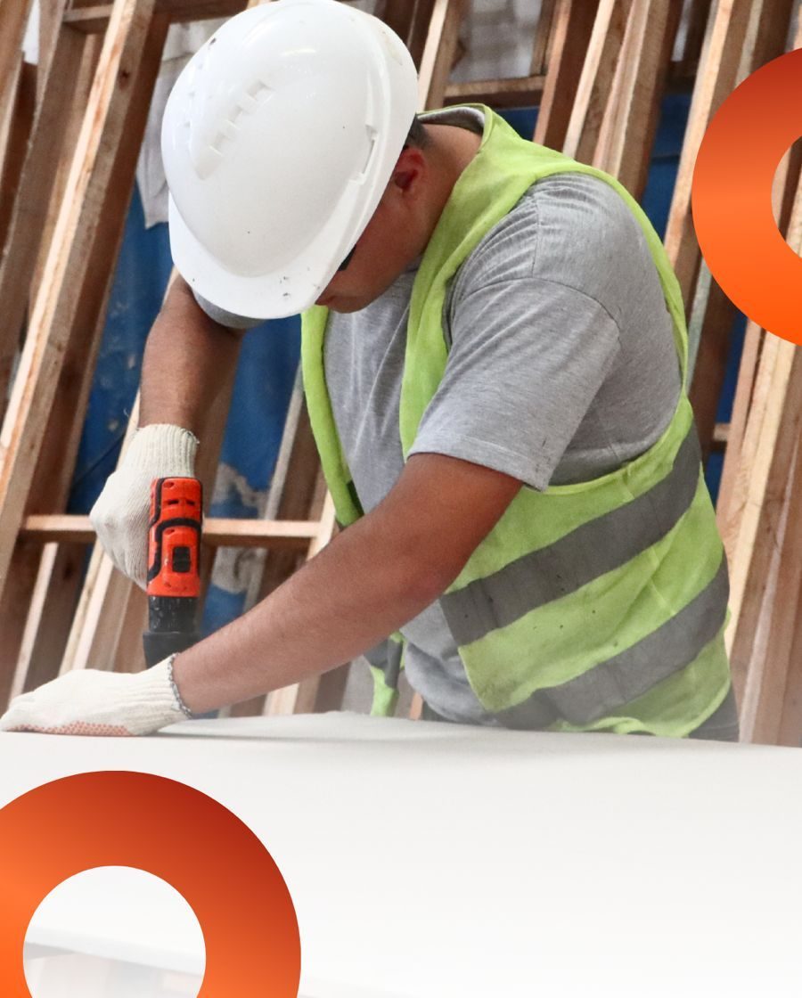 Operario de Smarts Homes trabajando en panel Wood Frame en la fábrica de Córdoba